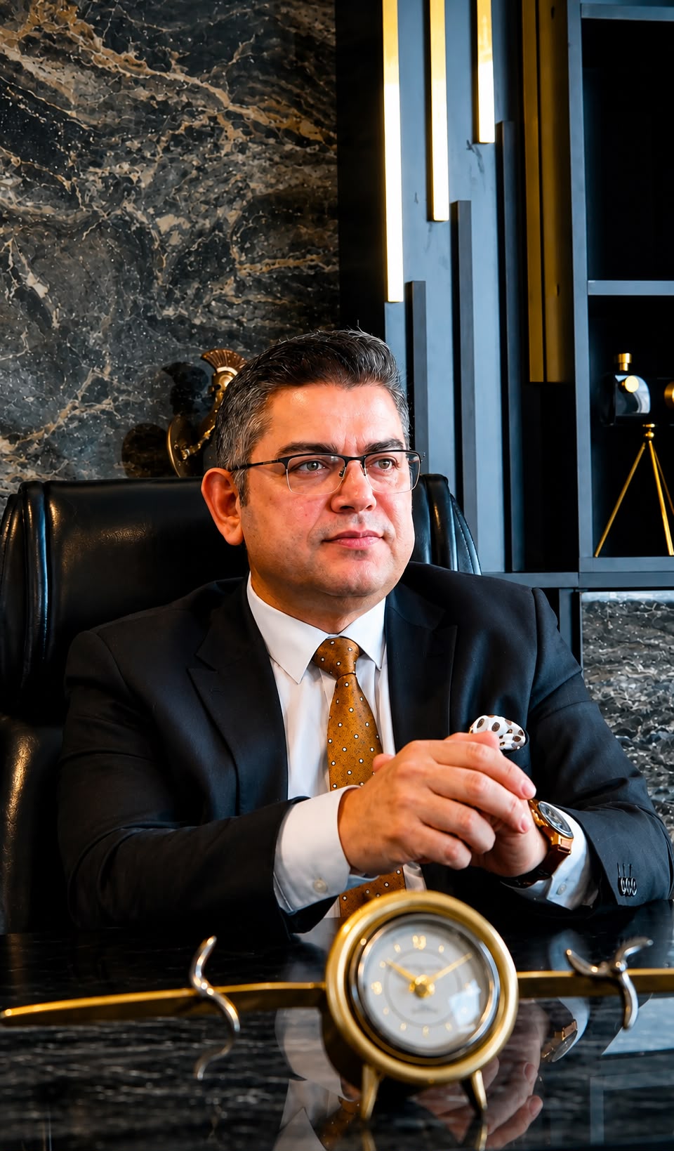 Nejdet Uslu, çalışma ofisinde